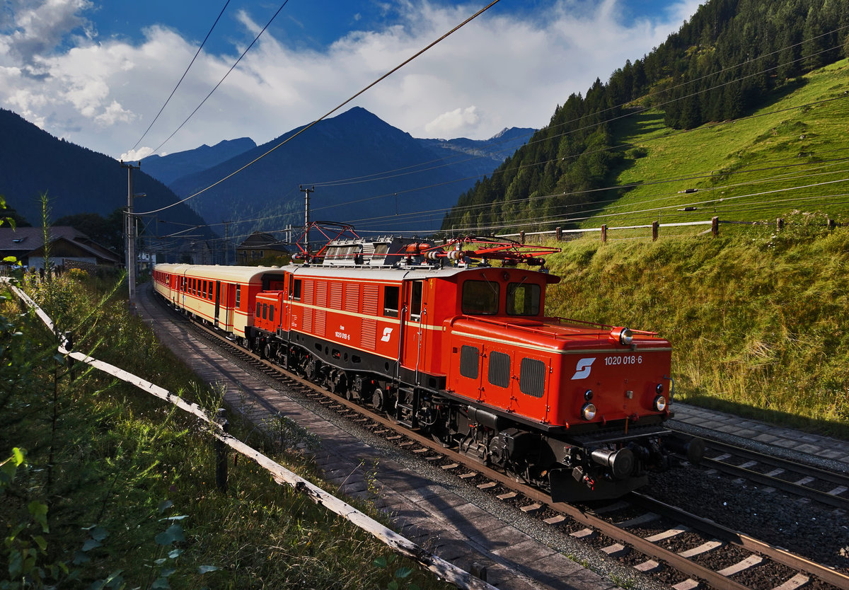 1020 018-6 ist mit dem SR 17077 (Mallnitz-Obervellach - Spittal-Millstättersee), kurz nach dem Bahnhof Mallnitz-Obervellach, talwärts unterwegs.
Aufgenommen am 28.8.2016.