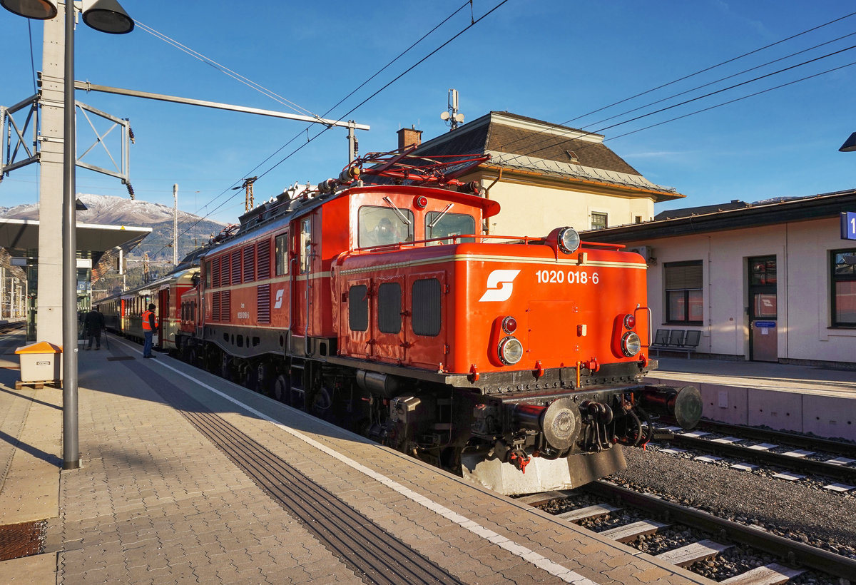 1020 018-6 steht mit dem SR 17401 (Lienz - Salzburg Hbf) im Bahnhof Spittal-Millstättersee.
Aufgenommen am 10.12.2016.