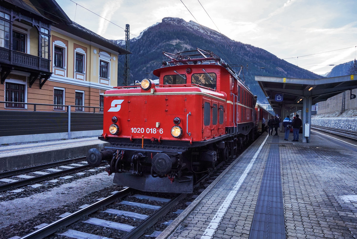 1020 018-6 wartet im Bahnhof Bad Gastein, mit dem SR 17406 (Lienz - Spittal-Millstättersee - Salzburg Hbf), auf die Überholung von EC 114  Wörthersee .
Aufgenommen am 10.12.2016.