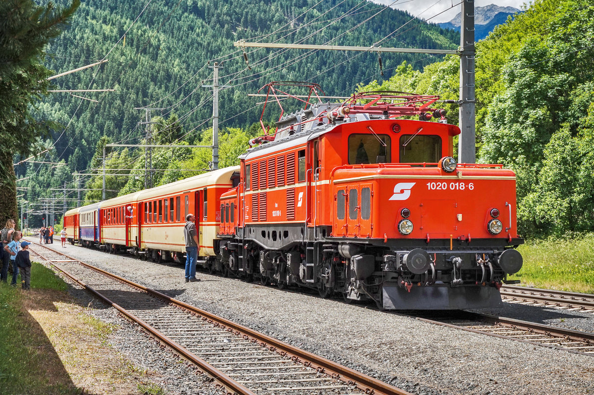 1020 018-6 wartet mit dem SR 14659 im Bahnhof Abfaltersbach, auf die Rückfahrt nach Lienz.
Aufgenommen am 10.6.2017.