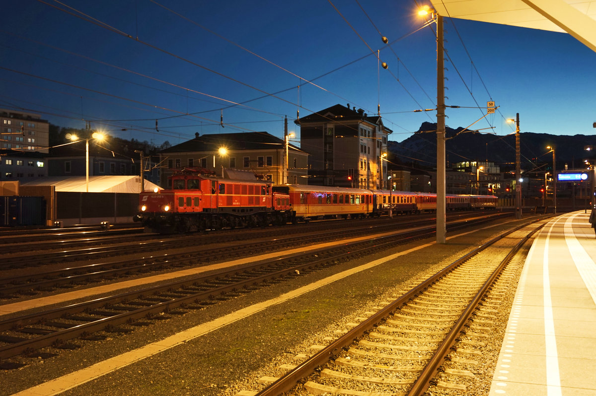 1020 018-6 wartet mit unserem Sonderzug auf einem Gütergleis im Salzburger Hbf. Von hier aus wurde der Zug nach Salzburg Mülln-Altstadt geschoben. Von dort aus trat der Zug dann die Heimreise, wieder zurück über den Salzburger Hbf, nach Lienz an.
Aufgenommen am 10.12.2016.
