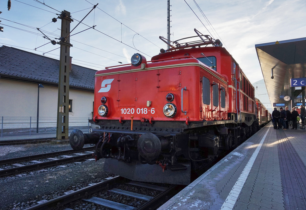 1020 018-6 wird nach dem stürzen an den SR 17406 (Lienz - Spittal-Millstättersee - Salzburg Hbf) wieder angekuppelt.
Aufgenommen am 10.12.2016 in Spittal-Millstättersee.