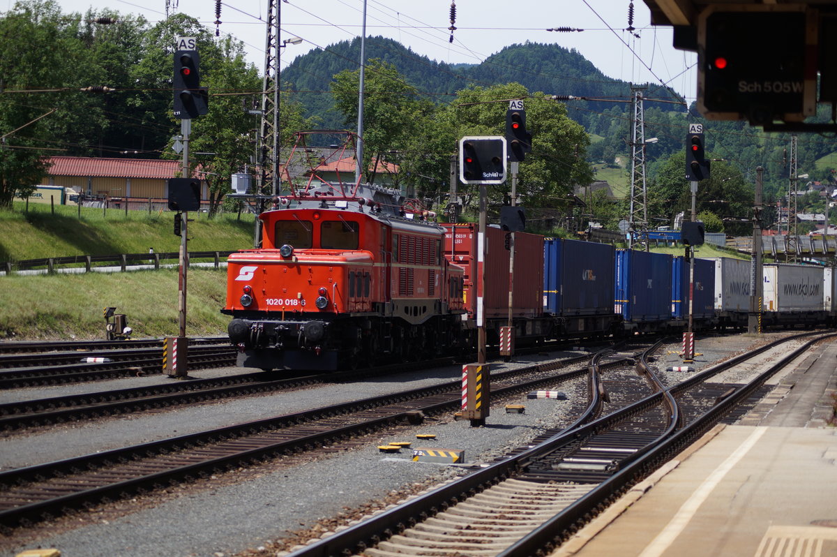 1020 018 vom Verein der Eisenbahnfreunde Lienz schiebt einen schweren Güterzug, gezogen von zwei Lokomotion-Lokomotiven, aus dem Bahnhof Schwarzach St.Veit auf die Tauern-Nordrampe.
08.06.2017