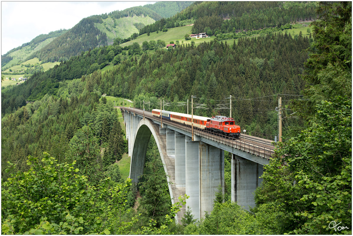 1020.018 der vom Förderverein 1020.018, fährt mit einer Jaffa Schlieren Garnitur über die imposante Pfaffenberg-Zwenberg Brücke, nahe Penk. Beeindruckend ist auch die Strasse welche zum Bahnhof Penk führt, für welche man am besten eine Moto Cross Maschine benutzt ;O)
2.6.2018