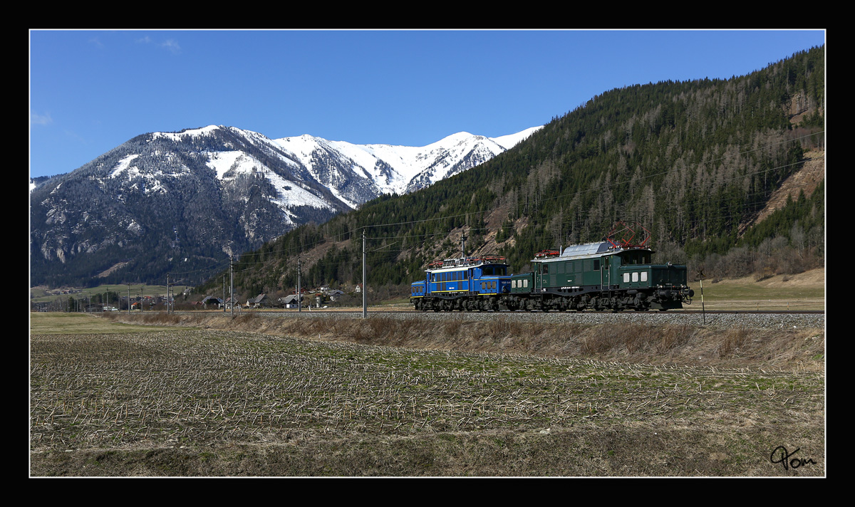 1020.044 und 1020.041 von Rail Professionals Stütz/Metransrollen als Lokzug in Richtung St.Michael. 
Timmersdorf 11.3.2017