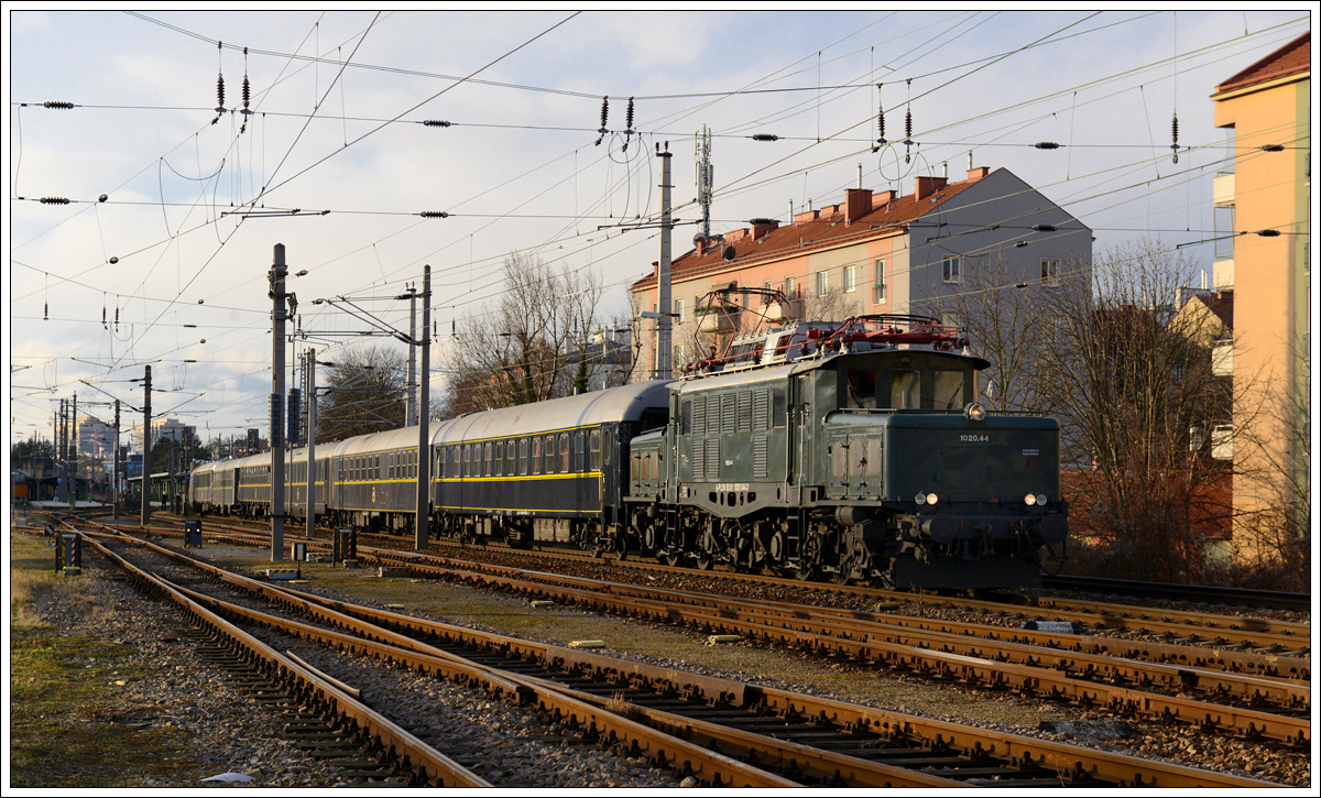 1020.44 brachte am 6.1.2017 den Sonderzug SR 14246 von Wien Fjb nach Mürzzuschlag zunächst bis Nussdorf, wo am Zugende 50.1171 beigegeben wurde, die in weitere Folge den Zug bis Mürzzuschlag bespannte. Die Aufnahme zeigt den Zug bei der Ausfahrt aus Heiligenstadt.