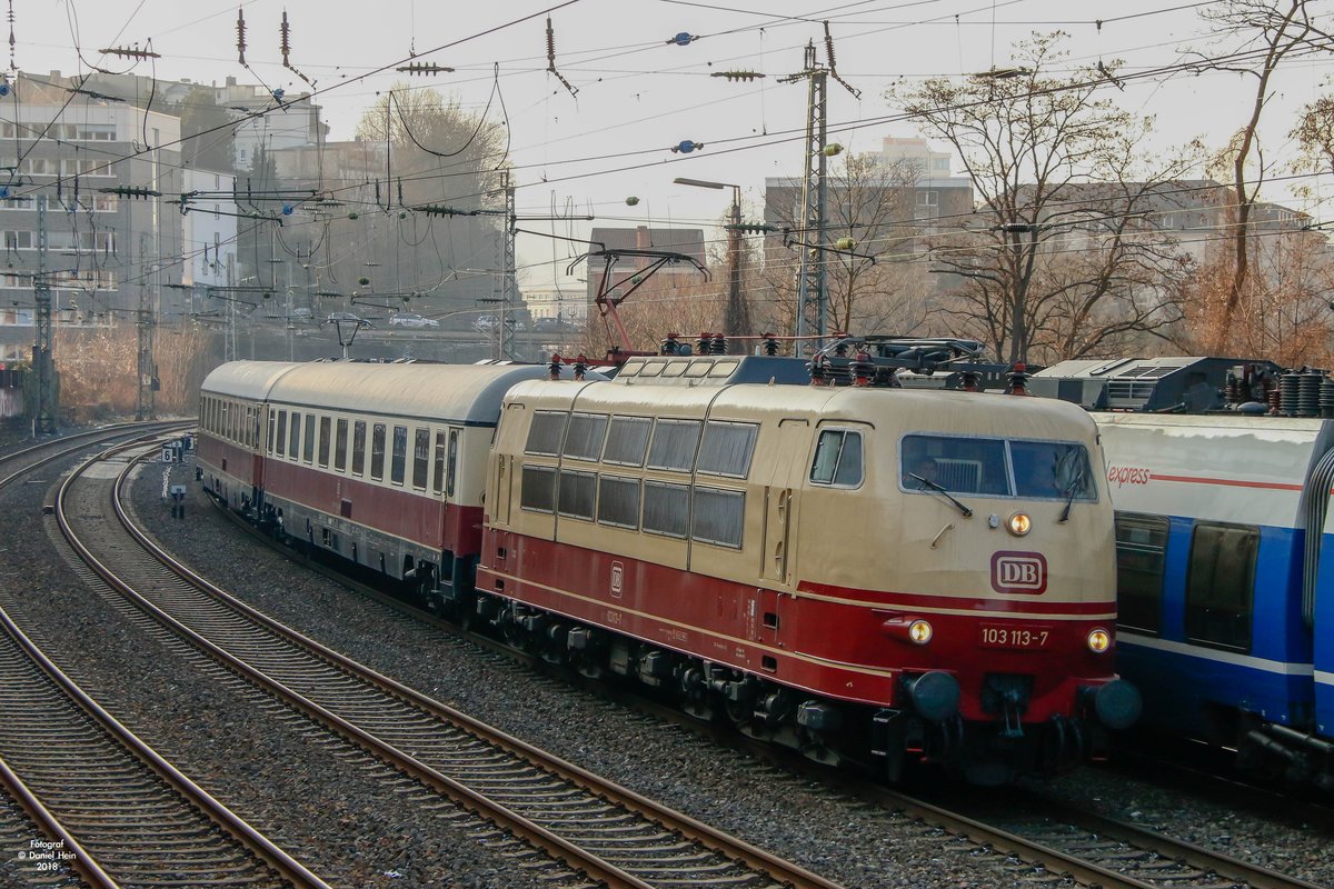 103 113-7 mit zwei Rheingoldwagen in Wuppertal, am 07.02.2018.