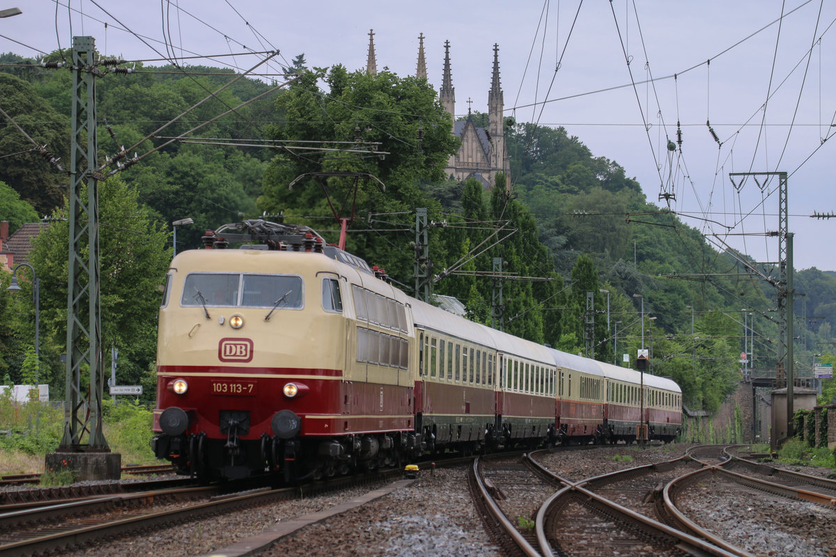 103 113 erreichte am 17.06.2017 mit dem TEE 5464 für das Koblenzer DB Museum, den Remagener Bahnhof in Richtung Koblenz. 