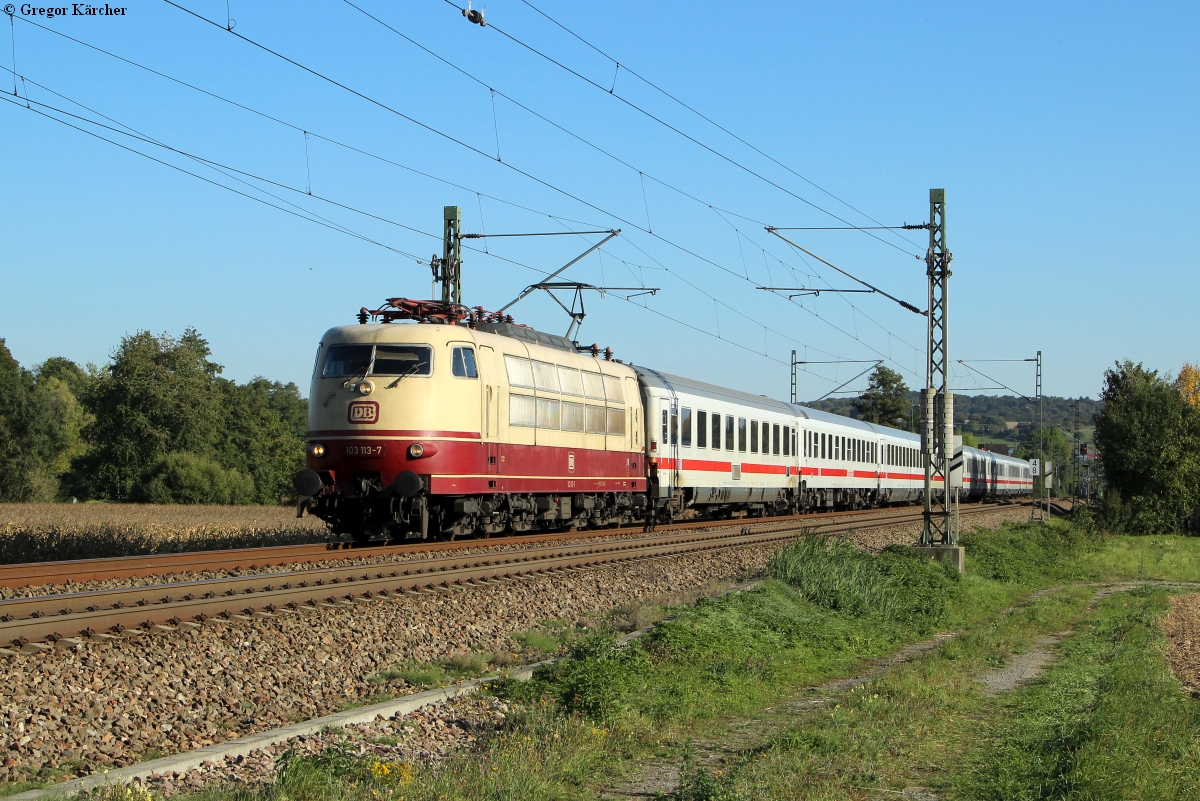 103 113 mit dem IC 2292 (Stuttgart-Frankfurt) bei Heidelsheim, 02.10.2015.