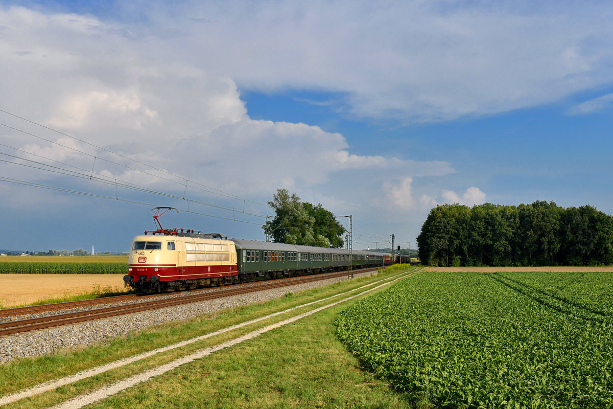 103 113 mit einem Sonderzug am 28.07.2018 bei Langenisarhofen. 