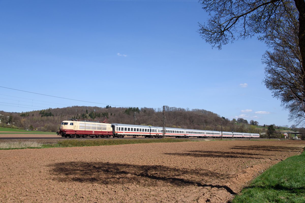 103 113 mit IC 2518 auf dem Weg nach Stuttgart bei Uhingen am 30.3.2017.