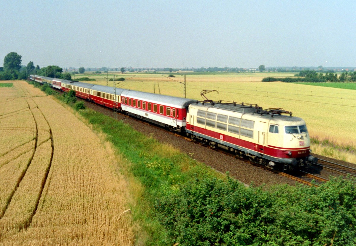 103 115 mit IC 608  Friedrich Harkort  (Wiesbaden–Kln–Braunschweig) am 26.07.1994 zwischen Lindhorst (Schaumburg) und Rehren