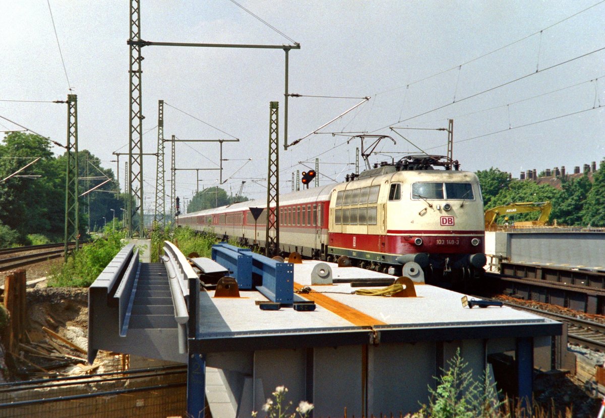 103 148 mit IC 506  Stolzenfels  (Karlsruhe Hbf–Kln–Berlin Zoo) am 20.07.1995 in Hannover-Leinhausen, aufgenommen vom damaligen Bahnsteigende. Im Vordergrund eine Brckenbaustelle fr die neuen S-Bahn-Gleise nach Seelze (Inbetriebnahme 1997).