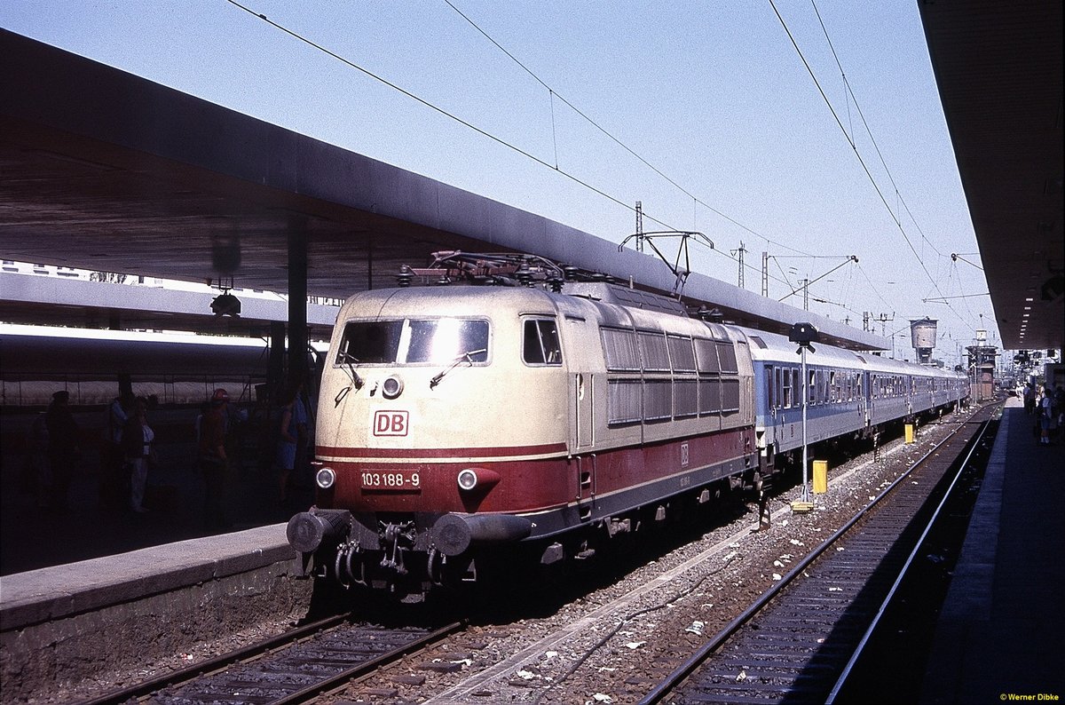 103 188 mit IR 2076 (Göttingen - Flensburg) bei der Einfahrt im Bf. Hamburg-Altona - 12.07.1994