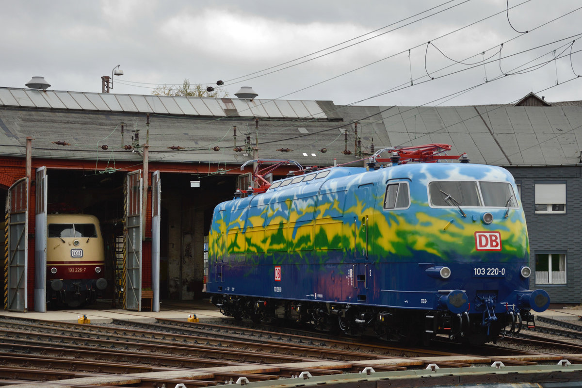 103 220 im Südwestfälisches EisenbahnMuseum Siegen - 28.10.2018
(Ich bleibe wegen Erasmus bis März in Aachen aber ich kenne NRW nicht sehr gut - jeder Tipp zu Eisenbahn-Fotopunkten is willkommen!)