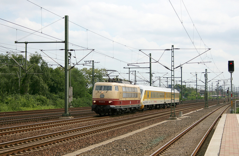 103 222 mit einem Messzug unterwegs in Richtung Aachen.
Aufgenommen am 12. Mai 2009 vom Bahnsteig der S-Bahn-Station  Köln-Müngersdorf Technologiepark .