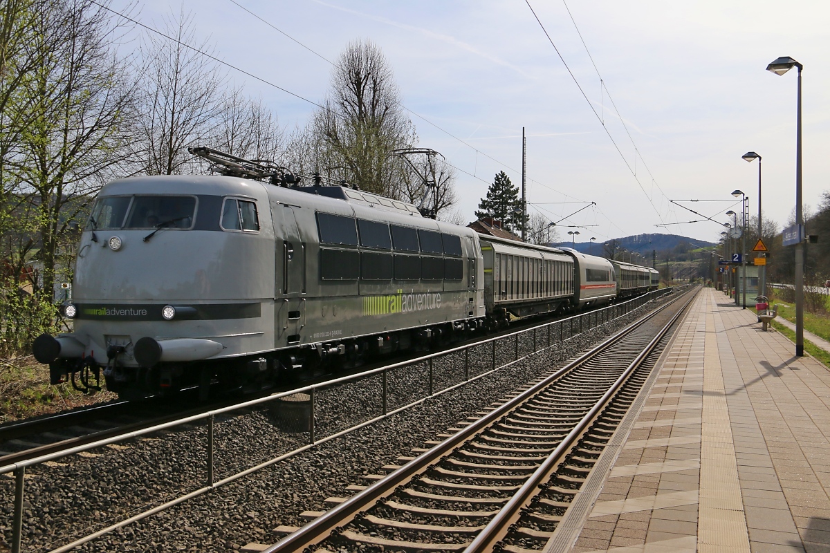 103 222 von Railadventure mit einer ICE 4 Endwagen Überführung in Richtung Norden. Aufgenommen am 12.04.2015 in Wehretal-Reichensachsen.