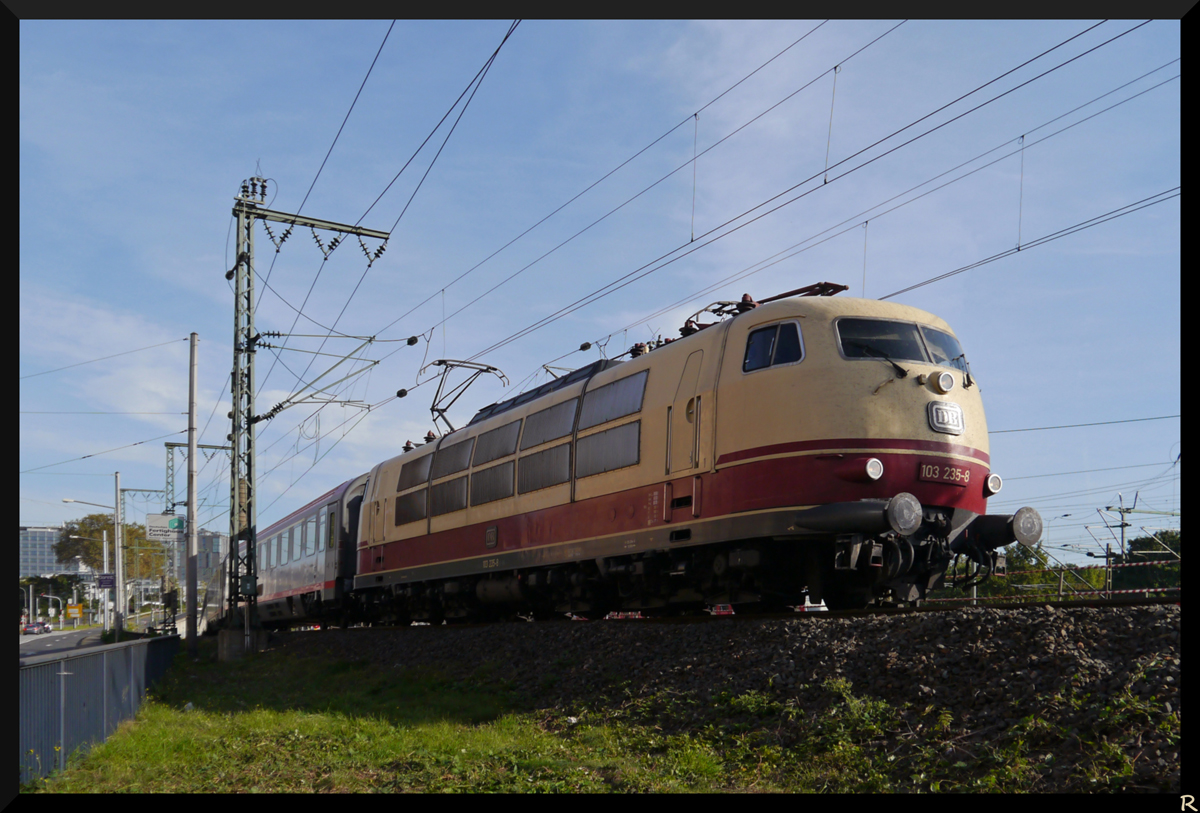 103 235-8 ist mit dem IC 118 in Mannheim unterwegs. (03.10.2013)