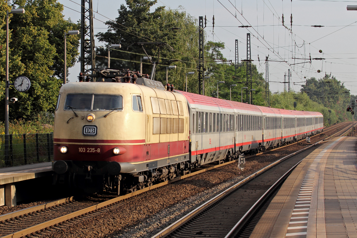 103 235-8 mit IC 119 nach Innsbruck Hbf. bei der Durchfahrt in Recklinghausen-Süd 2.8.2014