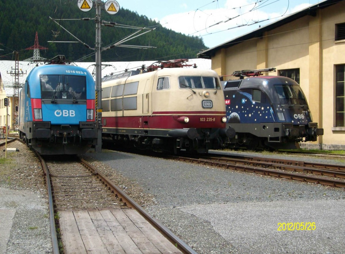 103 235-8 war anlässlich einer Rundfahrt (Klagenfurt - Ennstal - Tauern - Klagenfurt) am 26.5.2012 in Selzthal. Sie fuhr beim Stürzen zu erst noch für Fotoaufnahmen zum Ringlokschuppen zu der 1016 023-2  Kyoto Express  und der 1116 126-4  Licht ins Dunkel .