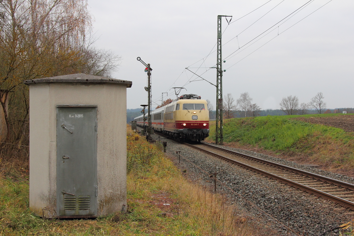 103 245-7 DB mit dem IC 2500 bei Ebersdorf b. Coburg am 26.11.2016.