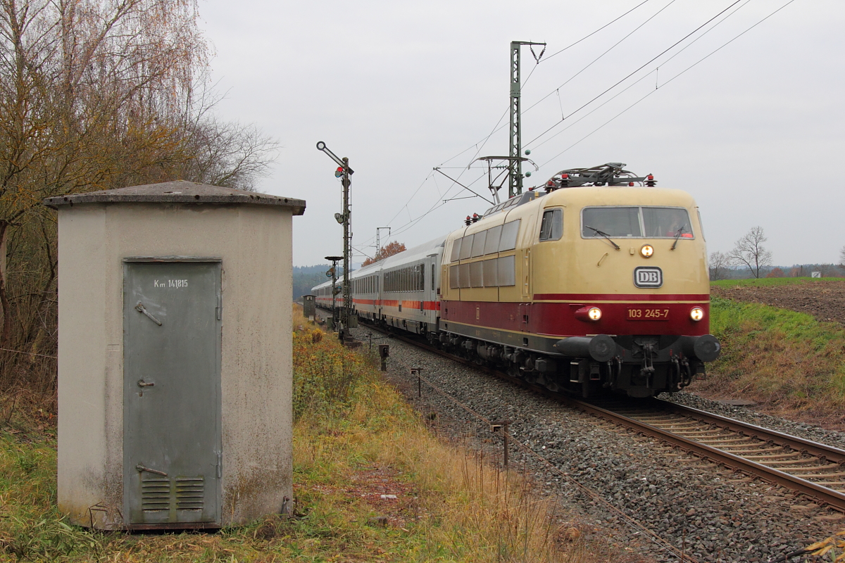 103 245-7 DB mit dem IC 2500 bei Ebersdorf b. Coburg am 26.11.2016.