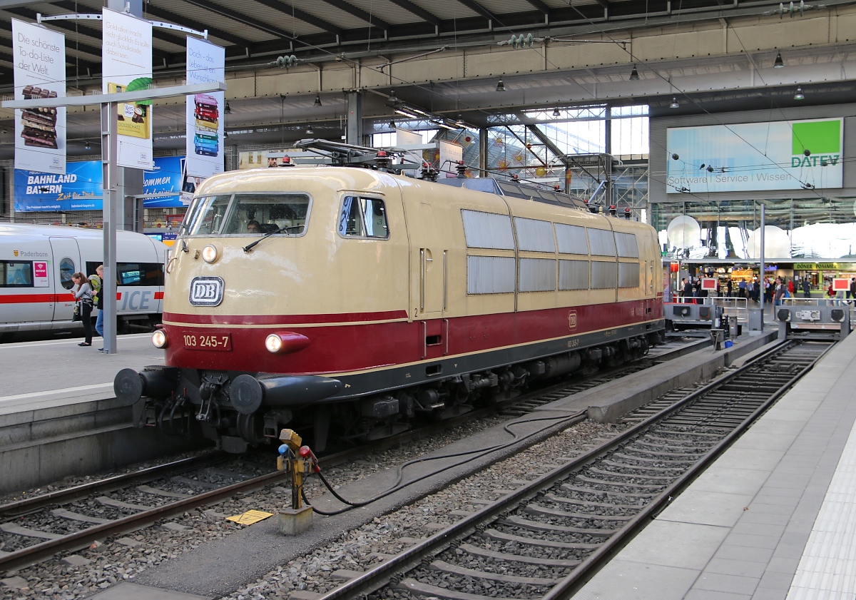 103 245-7 wartet im Münchener Hauptbahnhof auf Ausfahrt. Aufgenommen am 08.05.2015