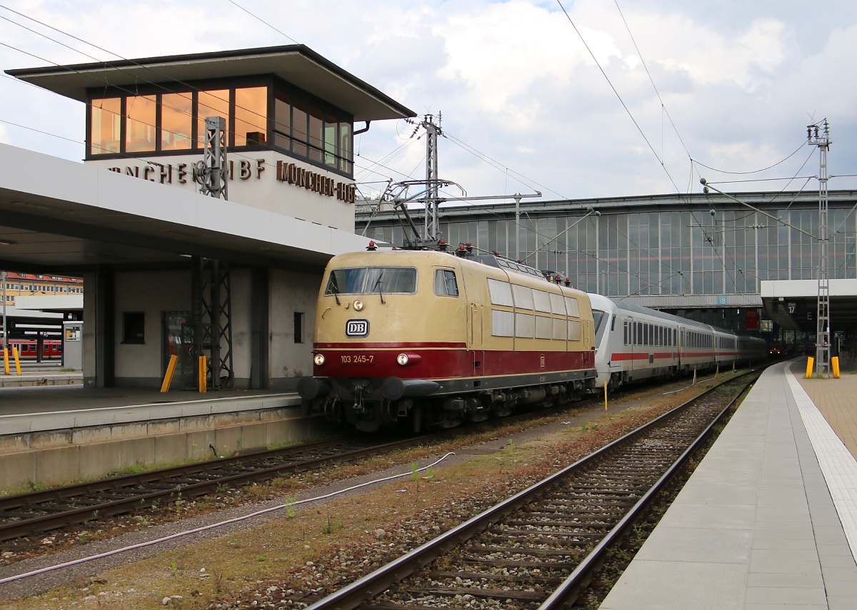 103 245-7 zieht einen IC aus dem Münchener Hauptbahnhof. Aufgenommen am 22.04.2014.