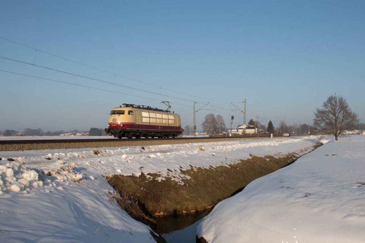 103 245 auf der Rückfahrt nach München, Übersee am 13. Februar 2015.