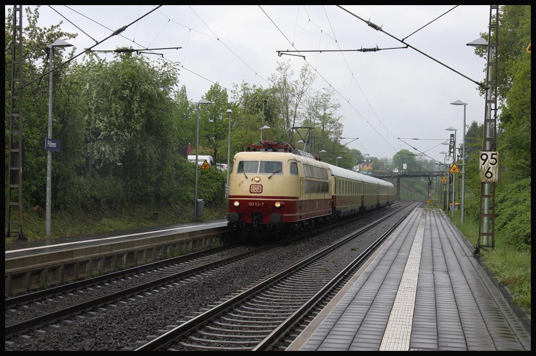 103113 mit TEE Sonderzug von Koblenz nach Trier kommt hier am 29.04.2018 um 8.57 Uhr bei starkem Regen durch den Haltepunkt Föhren.