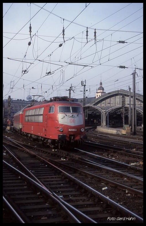 103129 mit IC 822 nach Hamburg am 21.02.1998 um 12.10 Uhr im HBF Köln.