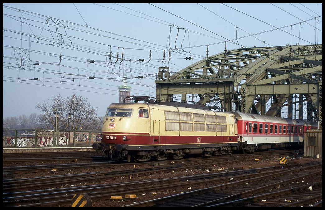 103159 fährt mit IC 617 Ludwig Uhland nach München am 12.3.1997 um 15.25 Uhr in den HBF Köln ein.