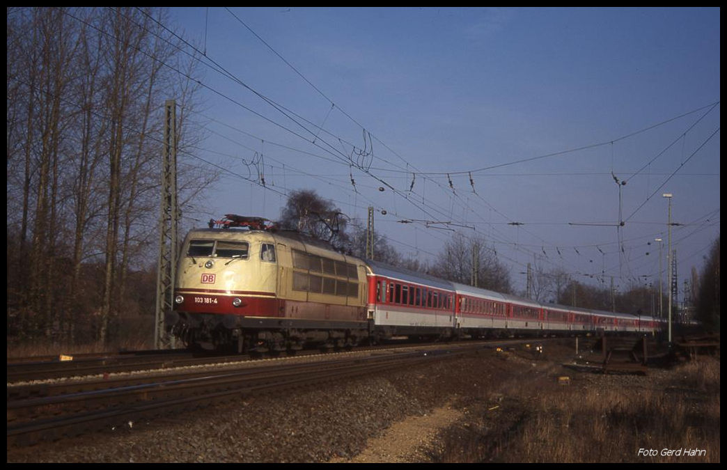 103181 verläßt hier gerade am 14.2.1998 um 14.45 Uhr auf der  Rollbahn  in Richtung Münster fahrend den Bahnhofsbereich von Hasbergen.