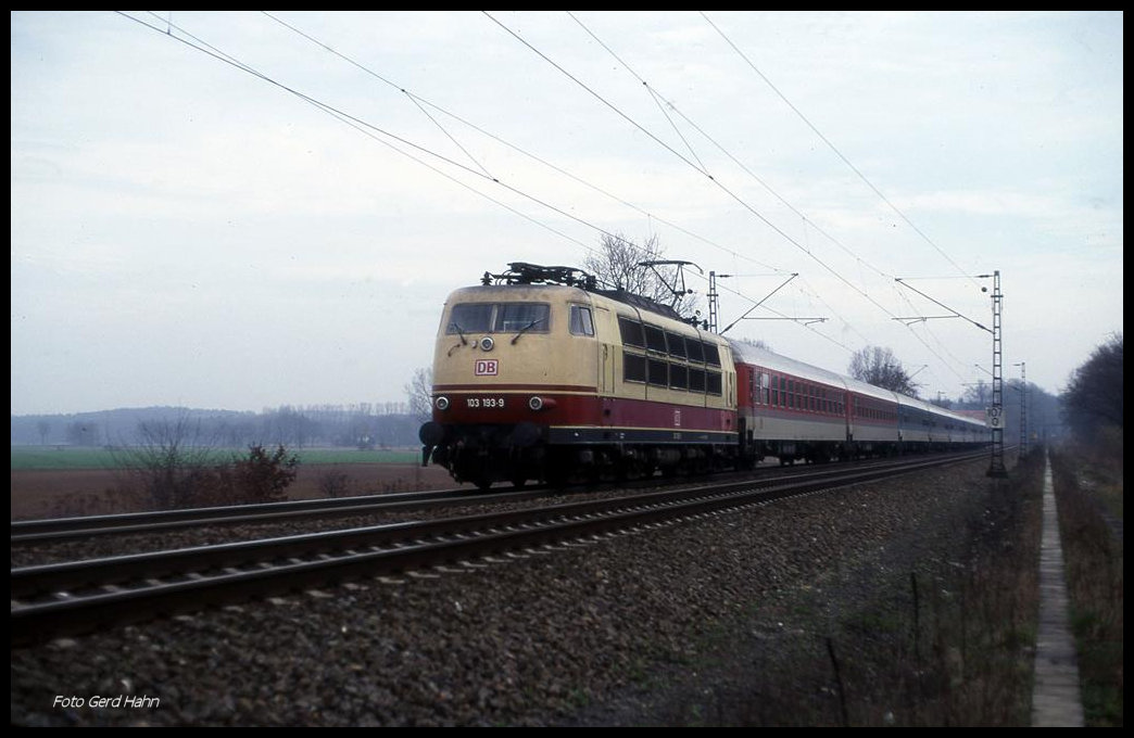 103193 mit Intercity Richtung Münster am 29.3.1998 um 10.06 Uhr auf der Rollbahn am Ortsrand von Hasbergen.
