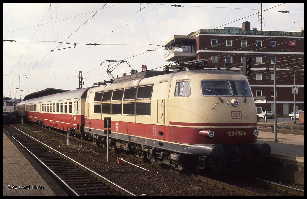103223 mit IC 739 TEUTOBURGER WALD nach Hamburg am 9.8.1992 um 11.21 Uhr auf Gleis 3 im HBF Osnabrück.