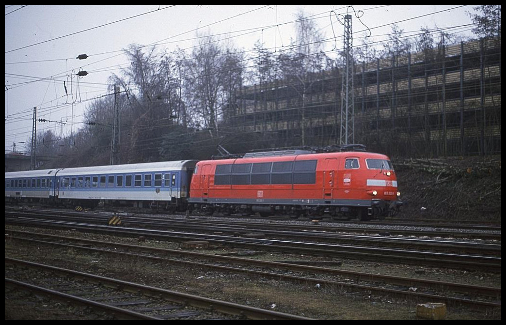 103233 mit dezenter Roco Werbung fährt hier am 18.02.2001 um 11.23 Uhr mit einem Interregio in Richtung Mönchengladbach durch Aachen West.