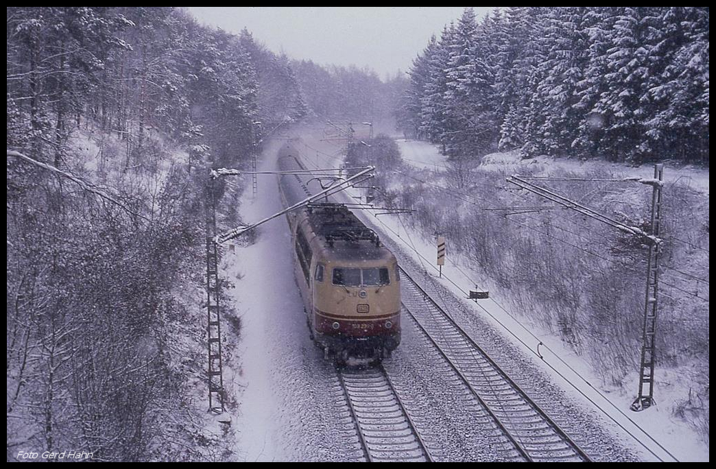 103239 erreicht hier am 14.2.1991 um 11.39 Uhr mit dem IC 713 DIPLOMAT den den höchsten Punkt im Wiehengebirge nahe Ostercappeln und ist in Richtung Osnabrück nach Stuttgart unterwegs.