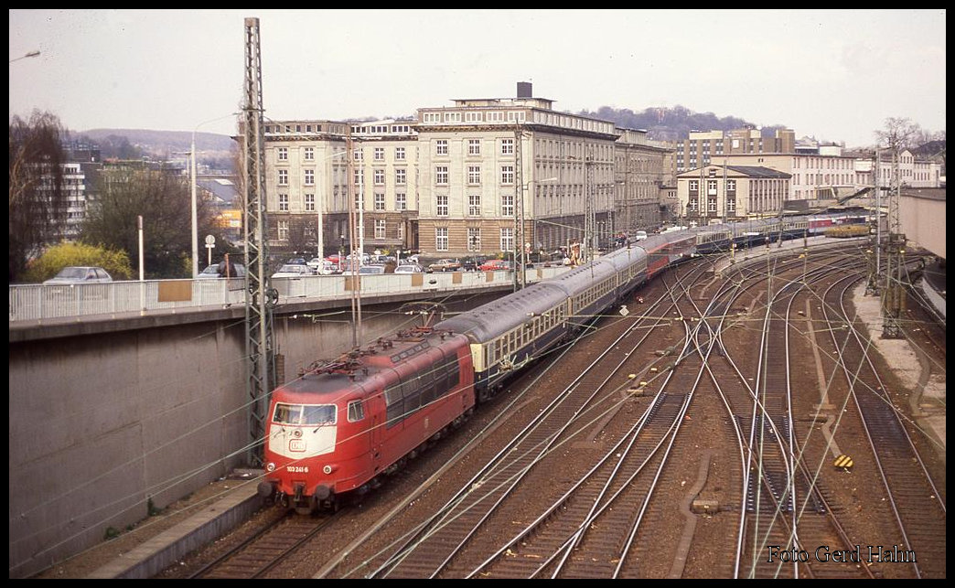 103241 verließ am 24.3.1993 um 16.20 Uhr mit einem IC / EC den Hauptbahnhof Wuppertal - Elberfeld in Richtung Solingen.
