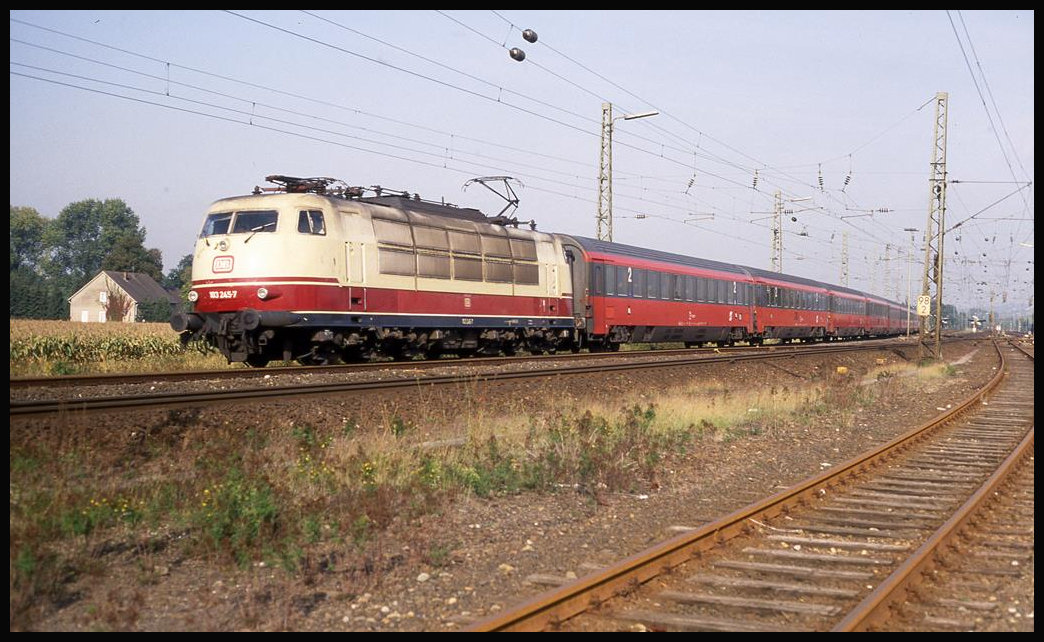 103245 ist hier am Ortsrand von Lengerich Hohne mit dem EC 29 Prinz Eugen am 9.8.1992 um 10.00 Uhr nach Wien unterwegs.