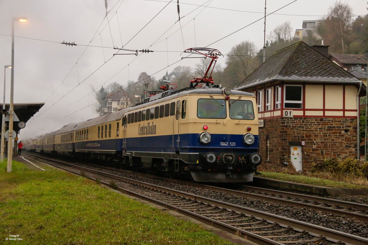 1042 520 Centralbahn am Schluss des Zuges in Oberwinter, am 02.12.2017.