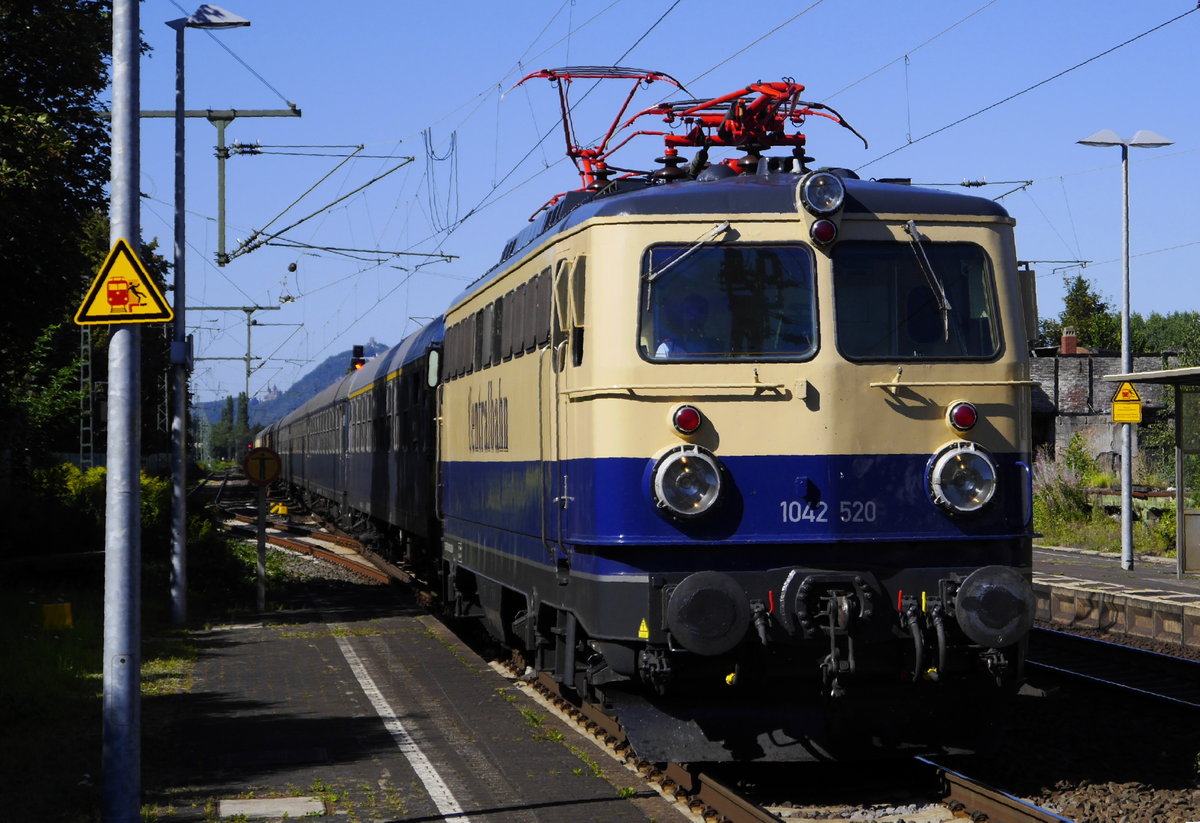 1042 520 der Centralbahn mit einem Sonderzug aus D-Zug-Wagen 1. und 2. Klasse bei der Durchfahrt in Unkel (23.8.16)