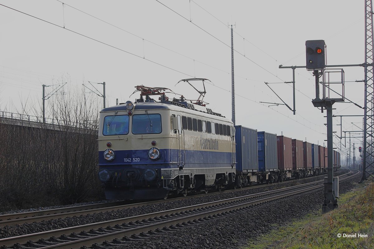 1042 520 Centralbahn mit Kuppelwaggons in Köln Porz Wahn, am 16.12.2016.