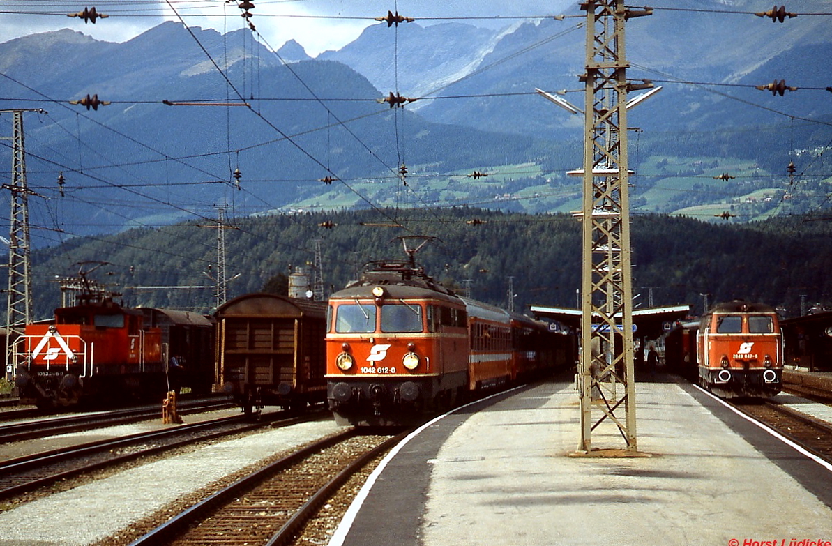 1042 612-0 fhrt Anfang der 1990er Jahre mit einem Schnellzug im Bahnhof Spittal-Millstttersee ein. Flankiert wird sie von einer damals noch ziemlich neuen 1063 und einer 2043. Letztere Lokomotiven befrderten damals die Zge auf der noch nicht elektrifizierten Drautalbahn nach Lienz.
