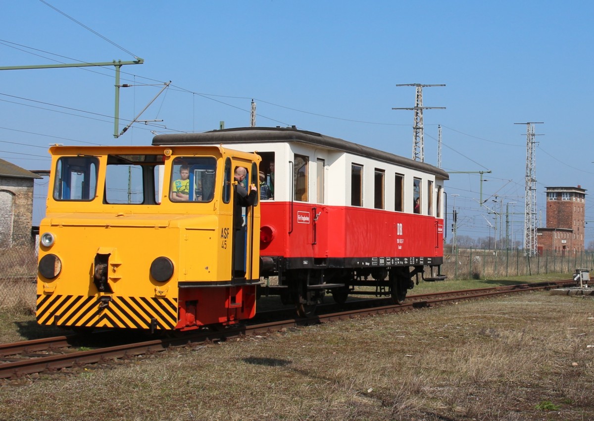 10.4.2015 Eisenbahnerlebniszentrum Pasewalk. Akku-Schlepp-Fahrzeug + ehem. Dampftriebwagen 190 822