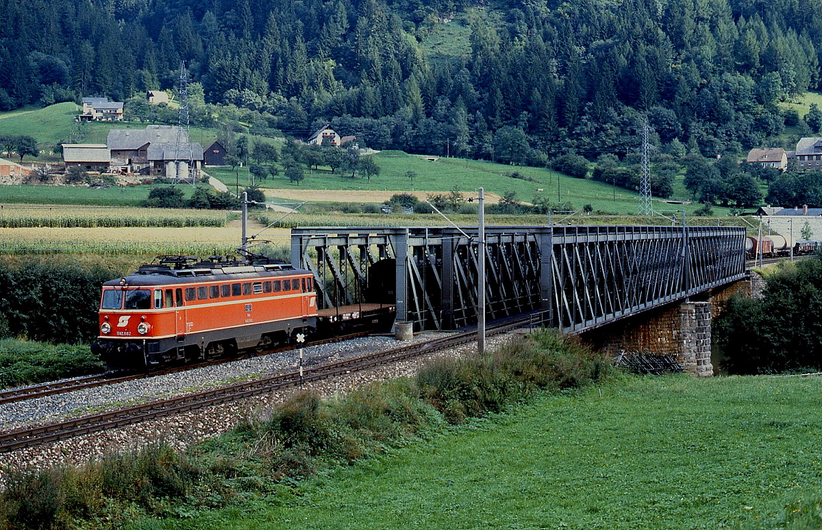 1042.682 überquert am 11.09.1981 die Murbrücke bei Unzmarkt