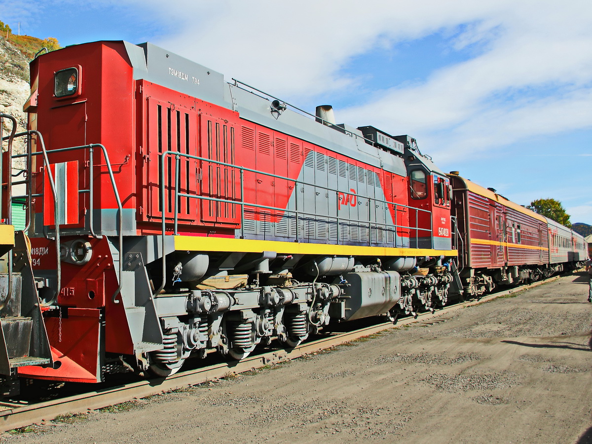 ТЭМ18-794 steht als weitere Zuglok vor dem Sonderzug am Baikalsee am 16. September 2017. 