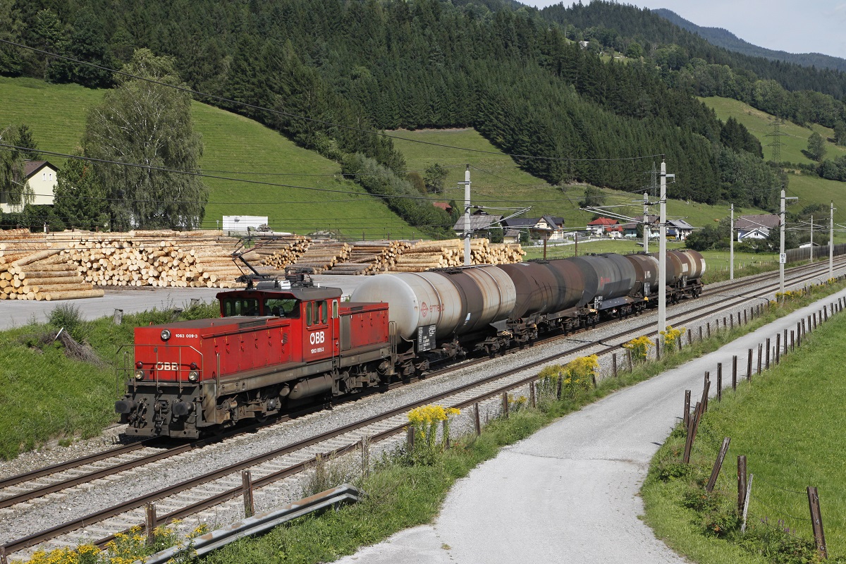 1063 009 mit Güterzug zwische Trieben und Rottenmann am 24.08.2017.