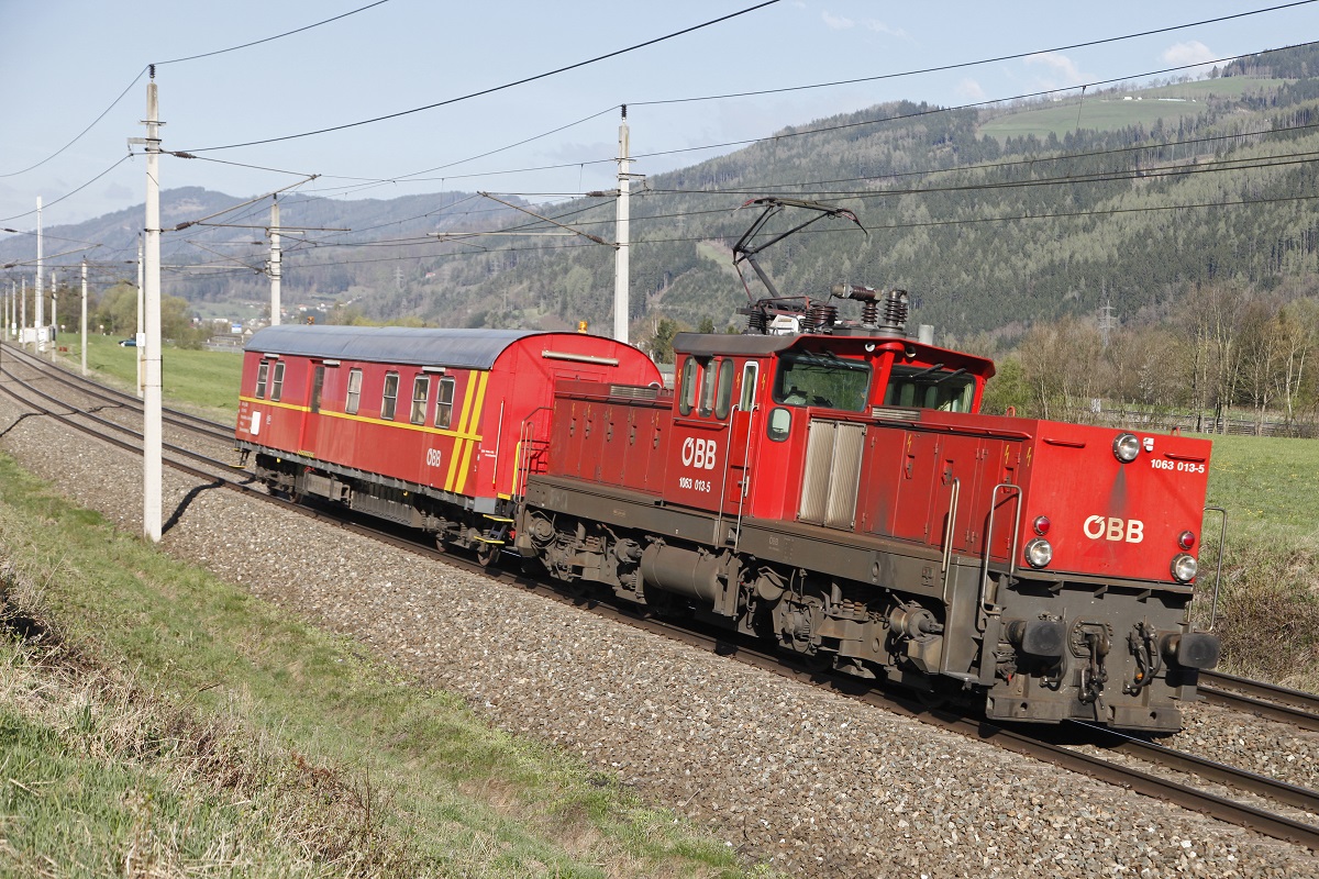 1063 013 mit Hilfzug bei Niklasdorf am 21.04.2015.