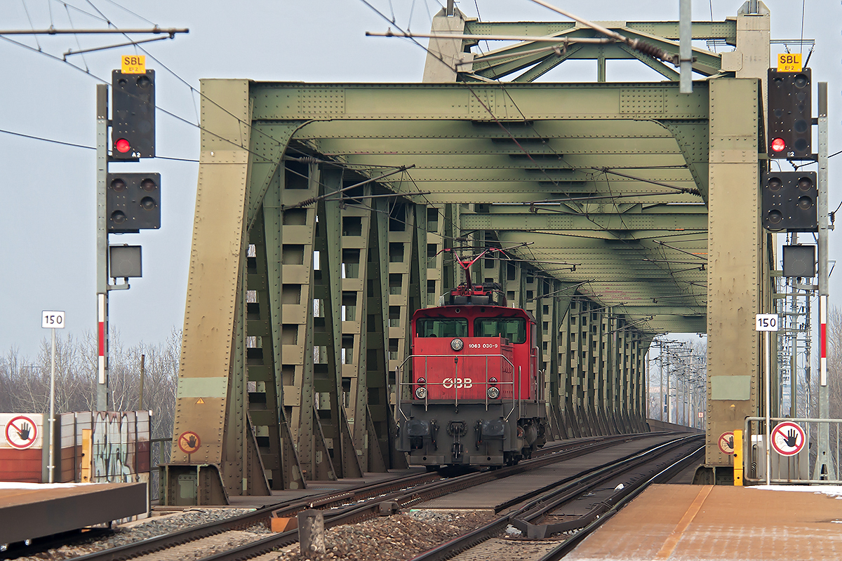 1063 030 überquert die Donau in Wien auf der Ostbahnbrücke. Die Aufnahme entstand am 04.03.2018 kurz vor Wien Praterkai. 