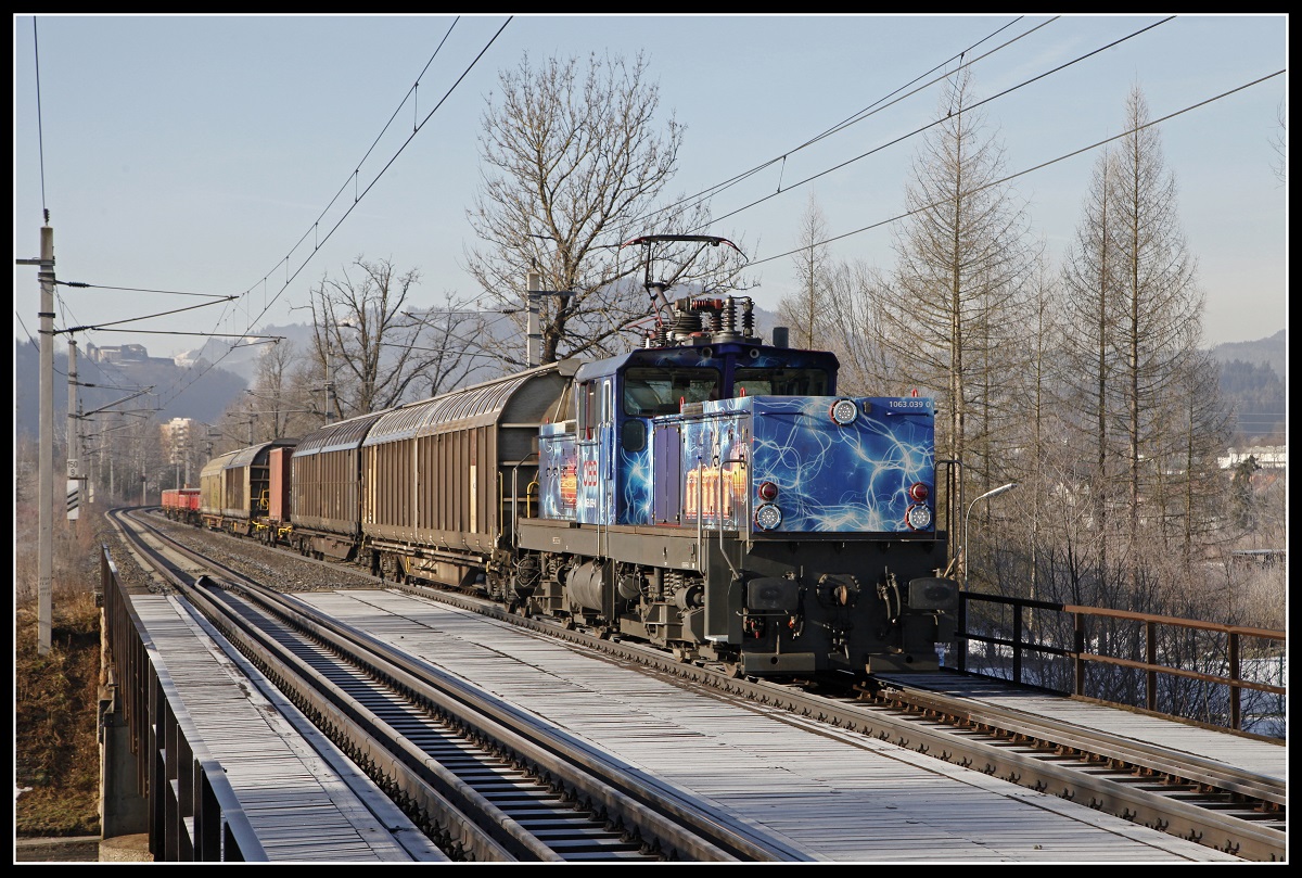 1063 039 mit Güterzug bei Kapfenberg am 7.02.2019.